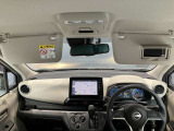運転席のサンバイザーにはバニティーミラーも付いています。身だしなみチェックには欠かせません。