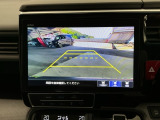 【バックカメラ】運転が苦手な方も車庫入れラクラクです!ギアをリバースに入れれば自動的に切り換わりますので、面倒な操作は不要です♪狭い駐車場もお車を傷つけず安心ですね!