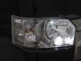 省電力に寄与する2連プロジェクター式LEDヘッドランプ(クリアスモーク加飾)が装備されています。
