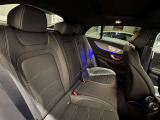 メルセデスのシートは少し硬めになっております。長時間の運転の際、適度な反発があることでお尻や腰の負担を減らす効果が御座います。