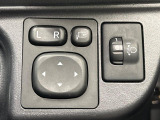 【電動格納ミラー】サイドミラーは電動格納式となっており、狭い駐車場でもキズがつくリスクを抑えられます。