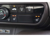 運転席と助手席に温度調整があるシートヒーターを装備しております。寒い朝はクルマに乗り込んですぐにシートヒーターを作動させれば温かさが広がり快適なドライブが始まります。