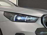 アダプティブLEDヘッドライトはステアリングを切った方向を照らします。