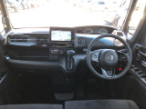 【インパネ全体】手が届きやすく、どなたでも運転しやすいです。シンプルで使いやすい設計になっています!