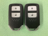 スマートキーを装備しています。鍵を差し込むことなくドアロックの開け閉めと、スタートボタン操作でのエンジンスタートができます。スペアキーも同じものを用意しております。