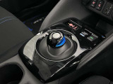 操作が簡単なシフトレバーですのでストレスなく運転が出来ますよ!