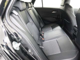 高いホールド性で運転姿勢が安定します。長距離ドライブでも疲れにくいのが魅力です。快適なドライビングライフをお送りください♪