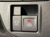 指先だけで簡単に操作が可能な電動パーキングブレーキを採用。「HOLD」スイッチを押すと、渋滞や信号待ちなどでブレーキペダルから足を離しても、ブレーキを保持するので安心です