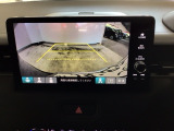 【バックカメラ】運転が苦手な方も車庫入れラクラクです!ギアをリバースに入れれば自動的に切り換わりますので、面倒な操作は不要です♪狭い駐車場もお車を傷つけず安心ですね!