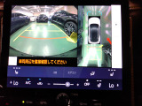 パラミックビューモニターです。上部に車両周辺の状況(前後のカメラ映像)と真上から見下ろしたようなシースルービューが表示されます。