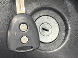 【キーレス】少し離れた場所からでもボタン一つでドアの開錠・施錠ができるのでとっても便利!ドアの鍵穴周りに傷をつけることもありません♪