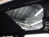 前席上の大型ガラスルーフ「スカイフィールトップ」は、スーパーUV&IRカットガラスを採用し、開閉式のシェードを備えています。