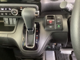 シンプルでとても使いやすいインパネシフトに、パーキングブレーキは電子制御パーキングブレーキです。
