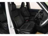 【運転席】ブラック基調のインテリアにハーフレザーシート(合皮/ファブリック※メーカー基準)。パワーシートでお好みの位置に座席を設定可能です。シートヒーター・フロアマット付です。