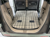 後席背もたれを倒せばちょっと大きめの荷物や長いものを積みたい時に便利です。