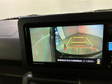 【パノラミックビューモニター】映像で、見づらい車両周辺の確認をアシスト。クルマを真上から見ているような映像を表示。 運転席から確認しにくい車両周囲の状況を把握。