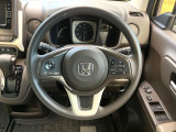 インテリアに合わせたデザインのステアリングは、運転される方のことも考え、運転しやすい形状、大きさです。是非一度、実際に触ってお確かめください。
