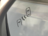 【ブラインドスポットモニター】走行中、ドアミラーの死角になりやすい箇所に後続車が接近するとサイドミラーのレンズに警告を表示!ドライバーに注意喚起をしてくれます。