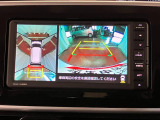 【パノラマモニター】 上から見下ろしたような映像が、運転の不安を軽くします。