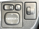 【電動格納ミラー】サイドミラーは電動格納式となっており、狭い駐車場でもキズがつくリスクを抑えられます。