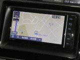 【7インチ純正ナビ】純正ナビを装備。タッチパネル式で使いやすく、詳細地図により目的地をピンポイントで設定できます。初めての道でも迷いにくく、ロングドライブも快適ですよ♪