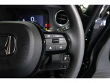 Hondaセンシングの機能のひとつ、アダプティブクルーズコントロール付!アクセルから足を離しても設定したスピードと前車との車間を保ち走行してくれます!車線維持もアシスト☆高速道路で疲労軽減ですね☆