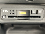 ETCもついています。高速道路の料金所の通過も楽々です!。 カードの取り出しもしやすい場所についています。