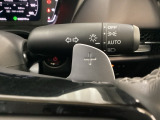 ステアリングホイール・後ろの減速セレクターは、左右に取り付けられた2つのパドルスイッチで減速の強さを調整。 左側の「-」を操作すると減速を強く、右側の「+」を操作すると減速を弱くすることができます。