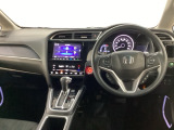 車内は光触媒抗菌消臭施工済です。インパネ周りはスタイリッシュなデザインです。グローブボックスやカップホルダーのほかにトレーなどたくさんの収納スペースが付いています。