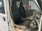 運転席、助手席です。座面も広くゆったりと座れます☆