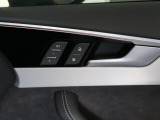 シートの高さ、前後、角度、リクライニング機能の電動調整可能。運転席とドアミラーなどのポジションを記憶し、ボタン操作だけでセットされたポジションを自動的に再現する2プリセット分のメモリー機能が付きます