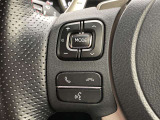 運転中、オーディオの操作をしてて、ハッとしたことはありませんか?ステアリングスイッチは、運転中でもハンドルでオーディオの操作が可能です。安全なドライブをサポートします。