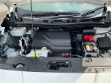 電気自動車ですのでモータールームです。ヘッドカバーのように見えるのはインバーターユニットです。起動用の12Vバッテリーを備えています。