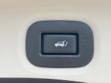 【パワーバックドア】スマートキーや運転席のボタンを押すだけでリアゲートが自動で開閉します!荷物を持っている時や、高い位置にあるバックドアを閉める際に便利な機能です♪