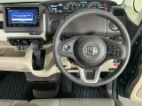 【ハンドル】運転にかかわる様々な操作を安全に行えるように視点移動が少なく操作性に配慮されたスイッチ類が凝縮されたコックピットです。