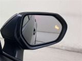 ウインカーミラーにはBSM(ブラインドスポットモニター)を搭載。隣を走る車両が死角に入るとLEDインジケーターを点灯。また、ウィンカーを出すとインジケーターも光って点滅!注意を促してくれます