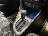 操作しやすいATシフトです♪シフトチェンジを気にしなくていいので運転だけに集中できますね!自然と手に届くところにある、手になじむ形状のシフトノブがいいですね♪