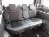 3列目シートは車内全体を爽快に見渡せて、座り心地も快適に。すべてのシートの居心地を、とことん追求しました。