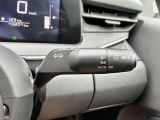 オートライト機能付きです♪またハイビームアシストで、先行車または対向車や周囲の明るさなどに応じ、自動的にハイビーム(上向き)とロービーム(下向き)を切り替えます♪