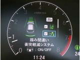 『1台』のお車に対して、3名体制で日々議論を重ね仕入れを行っております。