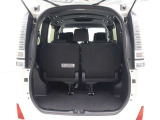 サードシートは、ワンタッチでの折りたたみ、跳ね上げまで可能なワンタッチスペースアップシートを採用しています。