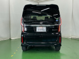 後席の窓には外から車内が見えにくくなるプライバシーガラスを採用。周りを気にせずリラックスして過ごせます