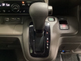 CVT車のセレクトレバーです。低速から高速まで、変速ショックのないスムーズな走りと、エンジン効率のよい領域を維持して燃費にも貢献します。サイドブレーキはスイッチ操作の電子制御パーキングブレーキです。