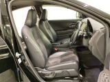 女性でも運転がしやすいように、シートの高さ調整機能(シートリフター)がついています。広い足元にゆったり座れるシートには肘掛も装備しており長距離の運転でも疲れにくいシートです。