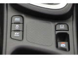 【EVモード】 電気モーターのみを使って走行するモードです。深夜の住宅街、屋内駐車場でエンジン騒音や排気ガスを気にすることなく走行できます。