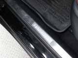 スカッフプレート(車名ロゴ入り)が装着されています。
