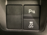 VSA装備車です。VSAはドライバーの操作と車の動きを見守っています。もし車の挙動が乱れたとき、4輪別々にブレーキをかけたり、エンジンパワーをしぼることによって車を安定させます。