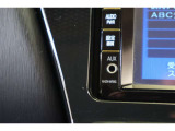 スマートフォンやiPodに入れた音楽を楽しめるAUXを装備しています。AUXは直接カーオーディオに接続できるため、Bluetoothなどよりも高音質な音楽が楽しめます。