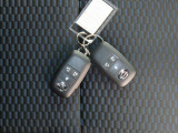 電子キーをポケットやカバンに入れているだけで、ドアの開錠・施錠が行えます。荷物を抱えていてもラクラク開閉です。エンジン始動も行えます。