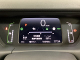 デジタル表示のスピードメーターとタコメーター、燃費やオドメーターなどの表示の他に、ホンダセンシング機能などの表示もできる多機能なマルチインフォメーション・ディスプレイです。